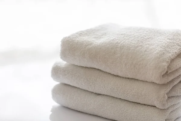 Close up, white terry bath towels stacked, spa concept. — Fotografia de Stock