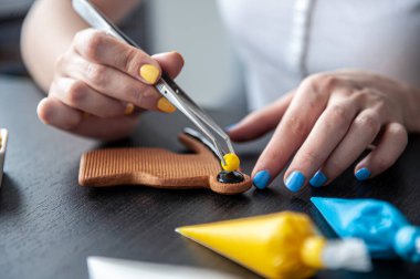 El yapımı zencefilli ekmek yapma süreci, dekoratif detaylar.