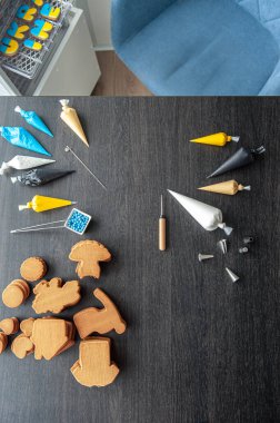 El yapımı zencefilli çörek yapma süreci, atölye çalışması, üst manzara.