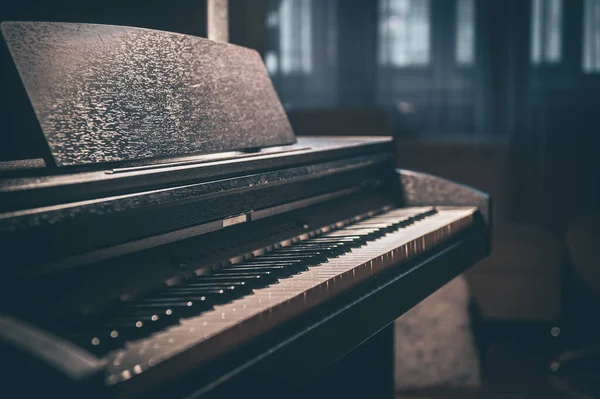 Close-up, keys of an electronic piano on a blurred background. — Stockfoto