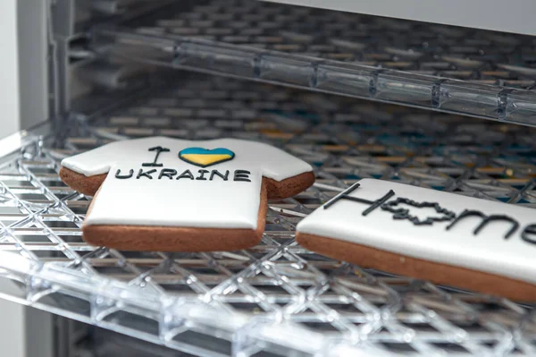 Gingerbread with the inscription I love Ukraine. — стоковое фото