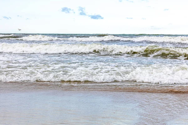 Hermoso paisaje marino con cielo azul claro, olas en el mar. — Foto de Stock