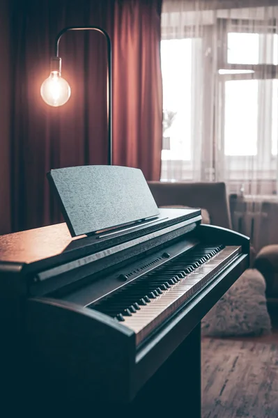 背景にぼやけた部屋の中の電子ピアノ. — ストック写真