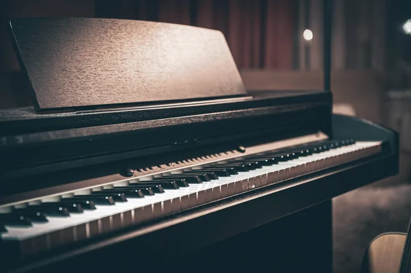 Närbild, elektroniskt piano i mörkrum. — Stockfoto