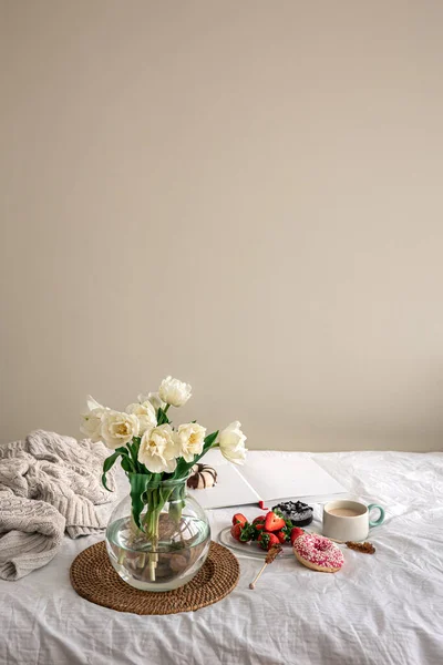 Composição acolhedora com um buquê de tulipas e uma xícara de café. — Fotografia de Stock