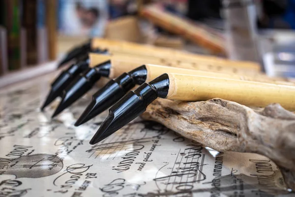 Музичний інструмент Woodwind, дерев'яний саксофон ручної роботи, майстерня . — стокове фото