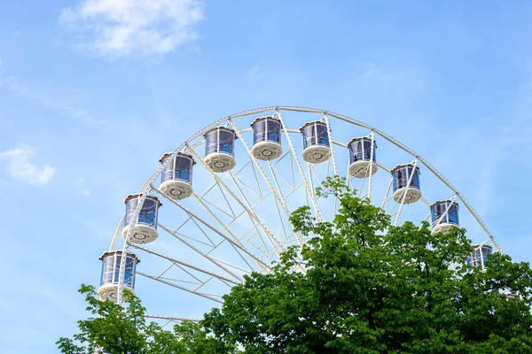 Roda Ferris melawan langit, taman hiburan. — Stok Foto