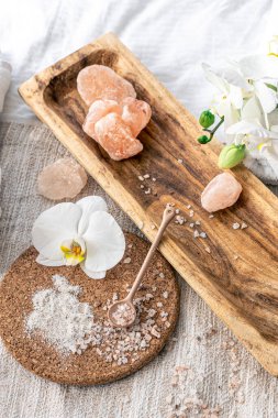 Deniz tuzu, havlu ve orkide çiçekli spa kompozisyonu, sağlık ve güzellik kavramı.