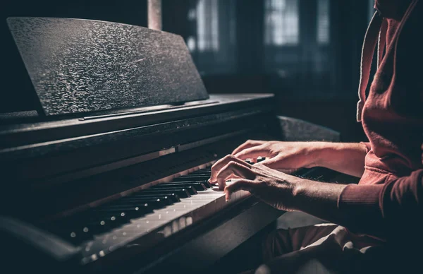 Человек Играет Электронном Пианино Темной Комнате Мужские Руки — стоковое фото