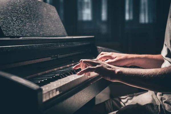 Manlig Musiker Spelar Elektroniskt Piano Sent Kvällen — Stockfoto