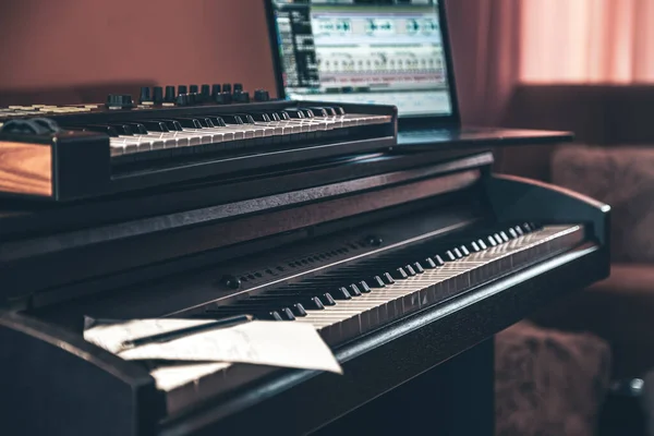 Odanın Içinde Bulanık Bir Arka Planda Elektronik Piyano Var — Stok fotoğraf