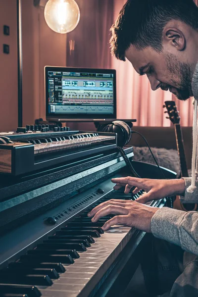 Erkek Müzisyen Müzik Tuşlarını Kulaklıkla Çalıyor Müzik Yapma Konsepti — Stok fotoğraf
