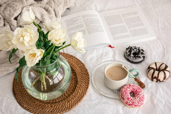 Gemütliche Komposition Mit Einem Strauß Tulpen Einer Glasvase Und Einer — Stockfoto