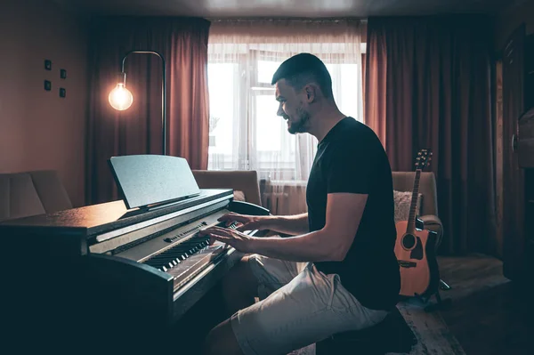 Male Musician Plays Electronic Piano Room Light Bulb Lighting — Photo