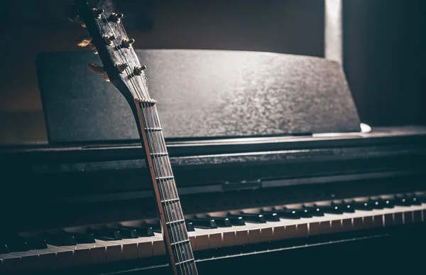 Gitar Elektronik Piyano Karanlık Bir Odada Yakın Plan Boşluğu Kopyala — Stok fotoğraf