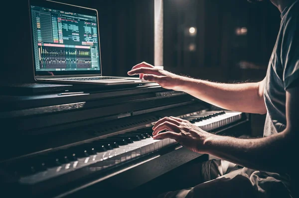 Een Man Componist Producer Arrangeur Songwriter Muzikant Handen Arrangeren Van — Stockfoto