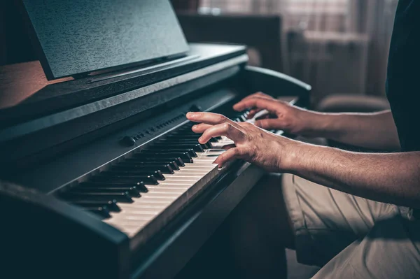 Homem Toca Piano Eletrônico Quarto Escuro Conceito Criatividade Musical — Fotografia de Stock