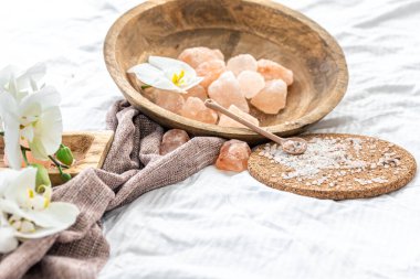 Deniz tuzu, havlu ve orkide çiçekli spa kompozisyonu, sağlık ve güzellik kavramı.