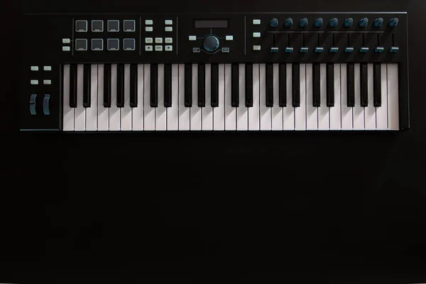 ブラック フラットレイアウト コピースペース上の音楽キーを持つ音楽背景 — ストック写真