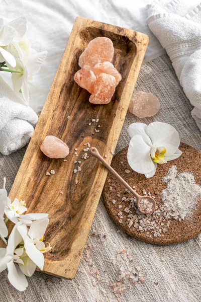 Deniz tuzu, havlu ve orkide çiçekli spa kompozisyonu, sağlık ve güzellik kavramı.