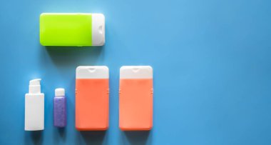 Mavi arka planda vücut bakım ürünleri, kavramsal minimalizm, kopyalama alanı ile düz konum spa bileşimi.