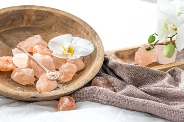 Deniz tuzu, havlu ve orkide çiçekli spa kompozisyonu, sağlık ve güzellik kavramı.