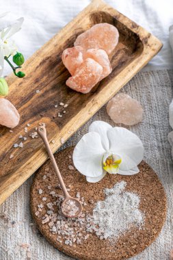 Deniz tuzu, havlu ve orkide çiçekli spa kompozisyonu, sağlık ve güzellik kavramı.