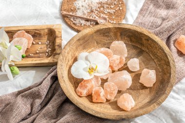 Tahta bir tabakta deniz tuzu parçalarıyla spa kompozisyonu.