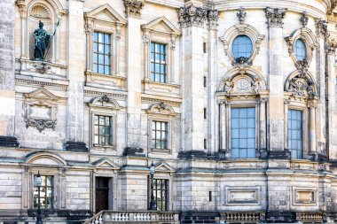 Eski bir binanın cephesi, Berlin 'in tarihi mimarisi.