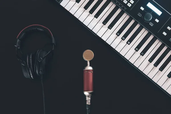 피아노 신시사이저 마이크로폰 헤드폰 음악을 만드는 컨셉트 — 스톡 사진