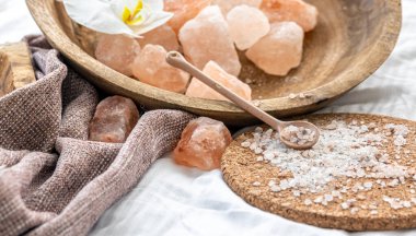 Deniz tuzu, havlu ve orkide çiçekli spa kompozisyonu, sağlık ve güzellik kavramı.