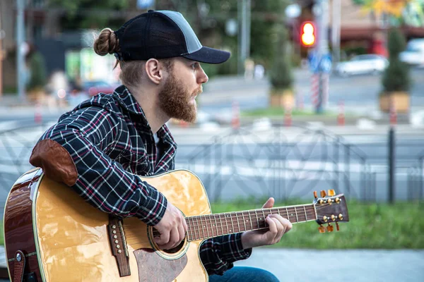 Man Street Musician Beard Cap Plays Acoustic Guitar — Stock Photo, Image