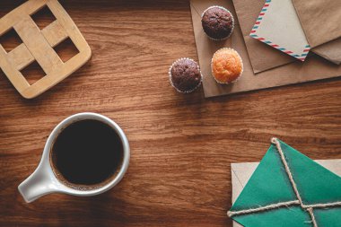 Kahveli, kekli ve ahşap arka planda zarflı klasik kompozisyon..