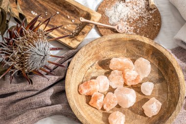 Tahta bir tabakta deniz tuzu parçalarıyla spa kompozisyonu, sağlık ve güzellik kavramı.