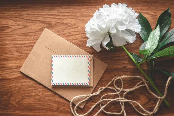 Composição Vintage Com Envelopes Flor Fundo Madeira Flat Lay Espaço — Fotografia de Stock