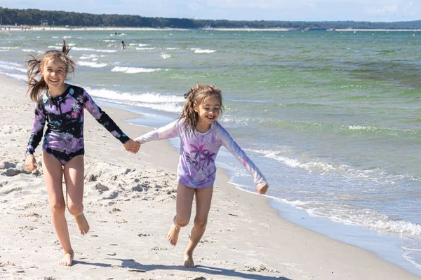 Feliz Niñas Hermanas Están Caminando Orilla Del Mar Día Soleado — Foto de Stock