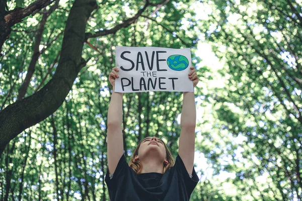 森の中の女性の手に地球を救うために呼び出しのポスター リサイクル 生態系への配慮の概念 — ストック写真