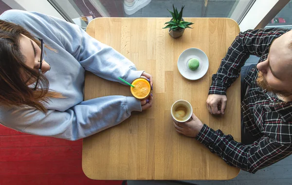 Joven Chica Una Mesa Café Con Jugo Café Vista Superior — Foto de Stock