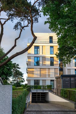 Deniz kenarındaki bir tatil köyünde güzel bir otel binası..