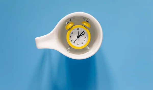 Weiße Tasse Mit Wecker Auf Blauem Hintergrund Flache Lage Konzept — Stockfoto