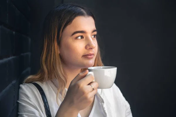 Una Mujer Joven Con Una Taza Café Interior Café Negro — Foto de Stock