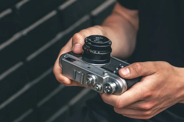 Yakın Plan Antika Film Retro Kamerası Erkeklerin Elinde Tuğla Bir — Stok fotoğraf