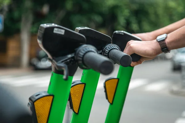 Şehirde Elektrikli Scooterlar Kiralık Olarak Mevcuttur Şehir Caddesinde Park Alanında — Stok fotoğraf