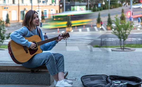 Una Joven Músico Toca Guitarra Acústica Canta Calle — Foto de Stock