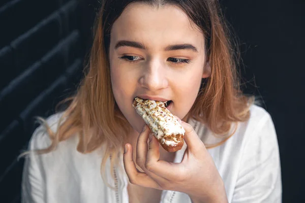 Genç Bir Kadın Iştah Açıcı Bir Pasta Yiyor — Stok fotoğraf