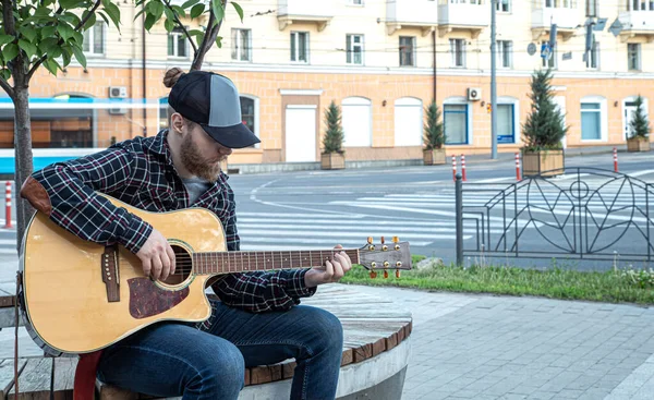 Мужчина Уличный Музыкант Бородой Кепкой Играет Акустической Гитаре — стоковое фото