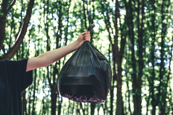 Großaufnahme Eine Tüte Müll Auf Verschwommenem Hintergrund Des Waldes Das — Stockfoto