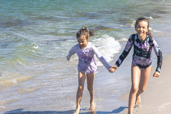 Feliz Niñas Hermanas Están Caminando Orilla Del Mar Día Soleado — Foto de Stock