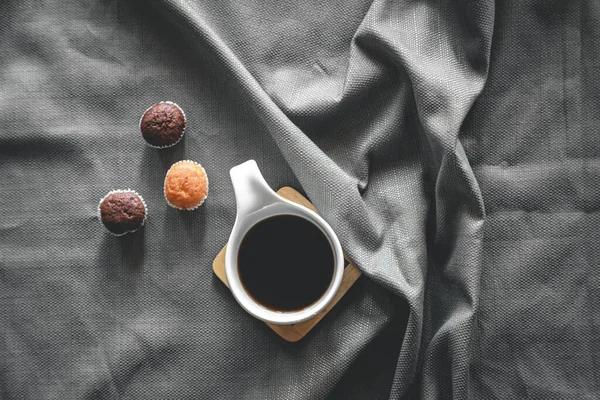Чашка Кофе Кексы Постель Плоский Лежал Завтрак Постель — стоковое фото