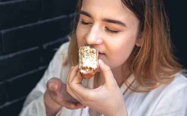Genç Bir Kadın Iştah Açıcı Bir Pasta Yiyor — Stok fotoğraf